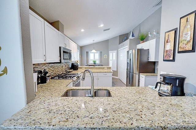 11938 W Blue Bayou Ct Unit 331, Crystal River, FL 34429 - kitchen featuring lofted ceiling, a sink, visible vents, stainless steel appliances, and a peninsula