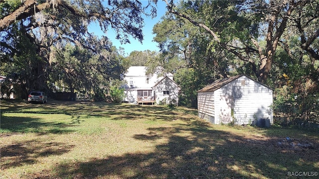 view of yard featuring a storage unit