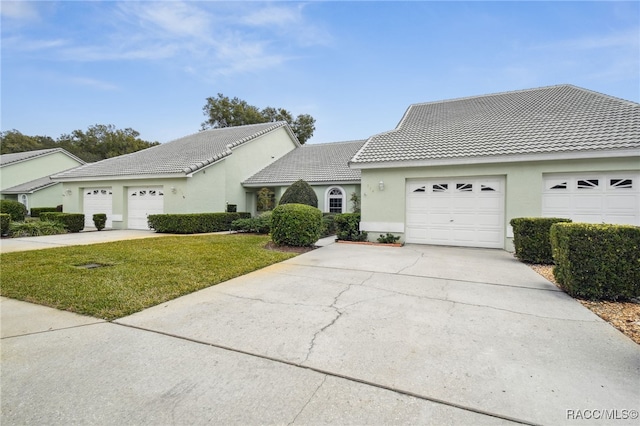 view of front facade featuring a garage and a front yard