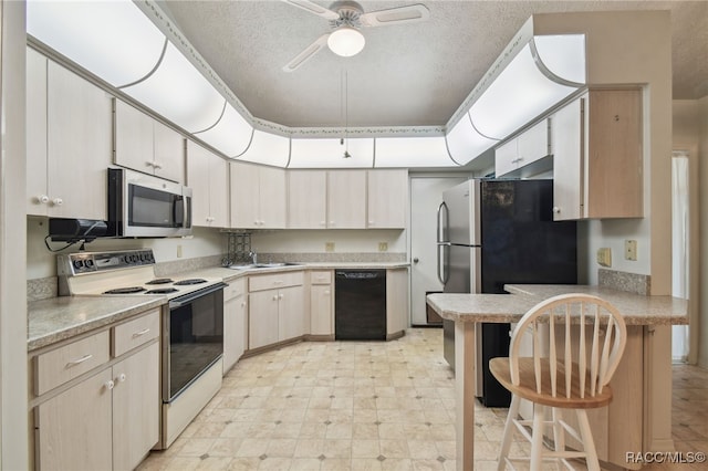 kitchen with a kitchen breakfast bar, kitchen peninsula, stainless steel appliances, and a textured ceiling