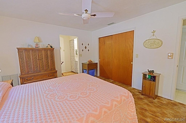 bedroom with connected bathroom, visible vents, and a ceiling fan