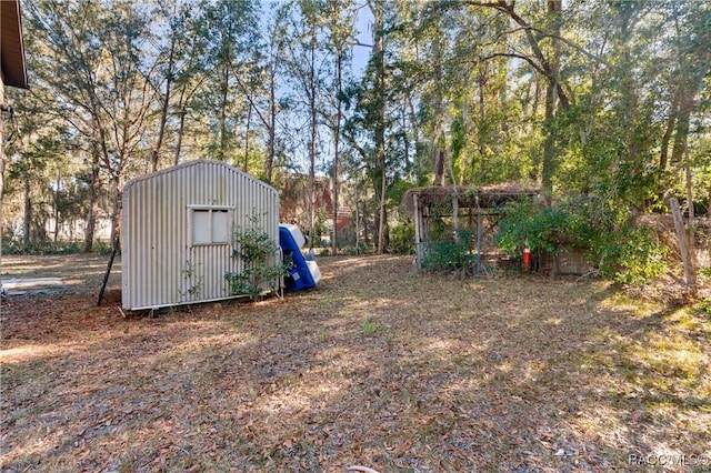 view of yard with a storage shed