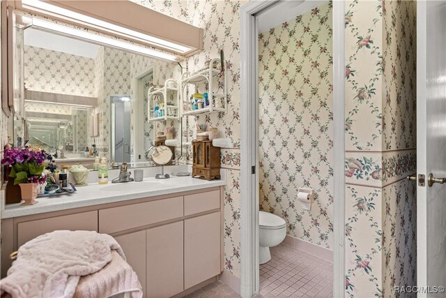 9530 SW 189th Ct, Dunnellon, FL 34432 - bathroom with wallpapered walls, toilet, tile patterned floors, and vanity