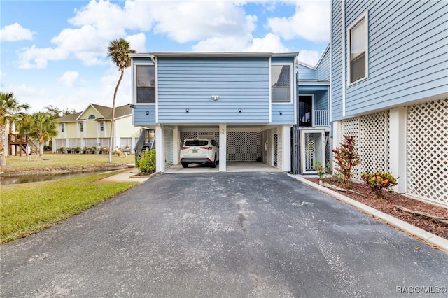 view of front of house featuring a carport and a front lawn