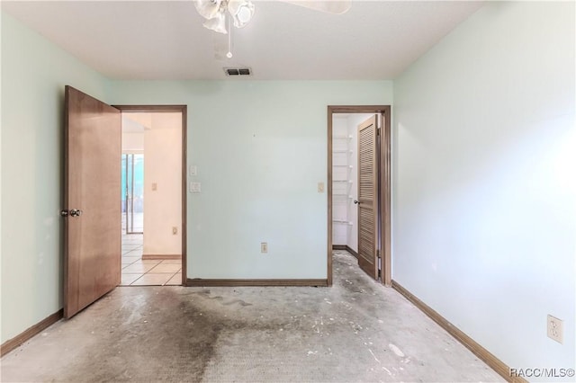 unfurnished bedroom with ceiling fan and a closet