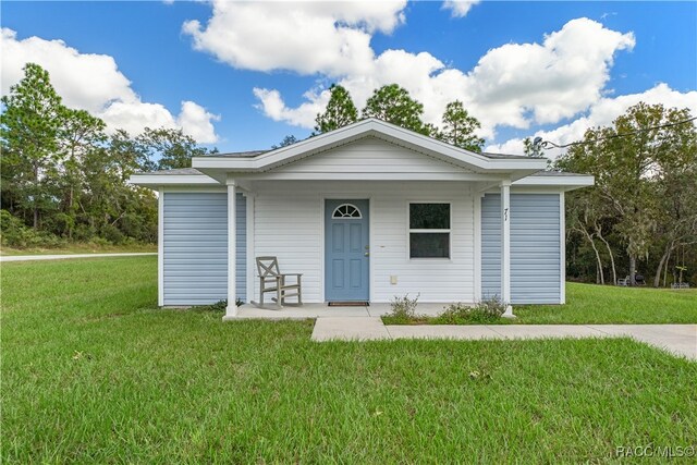 view of front facade featuring a porch and a front yard