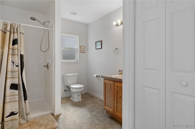 bathroom with vanity, toilet, and curtained shower