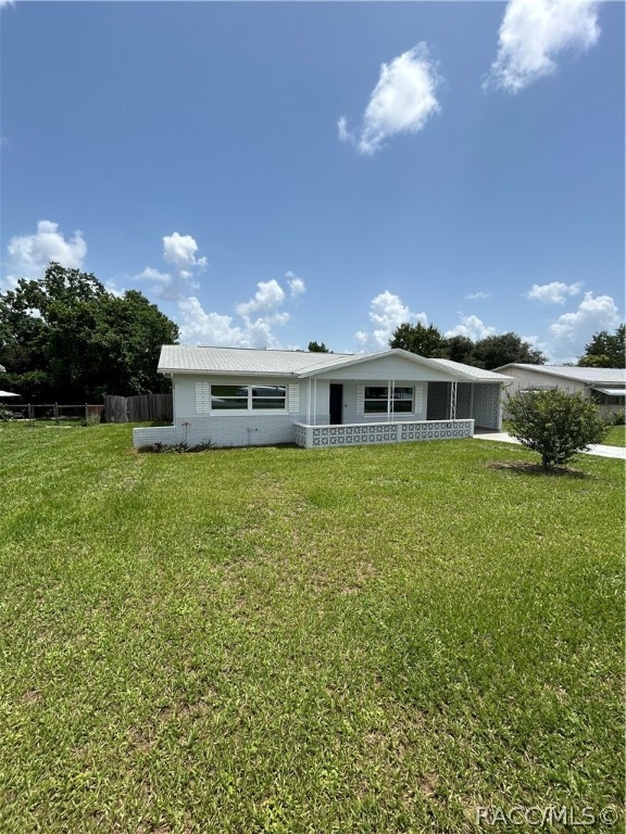 view of front facade with a front lawn