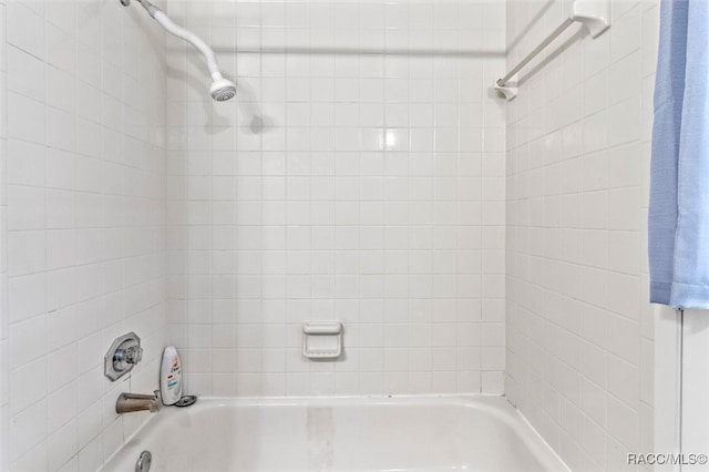 bathroom with tiled shower / bath combo