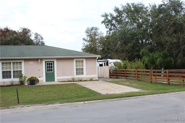 view of front facade featuring a front lawn