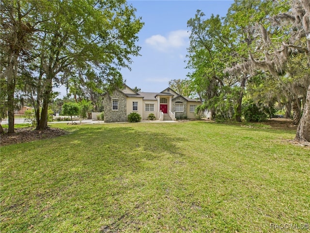 402 NW Magnolia Cir, Crystal River, FL 34428 - view of front of home with a front lawn
