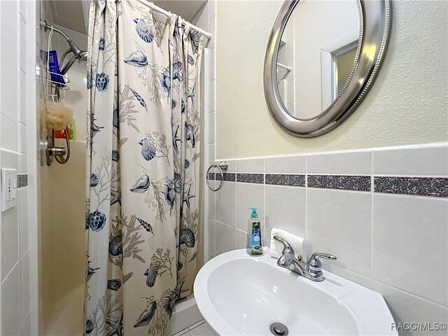 857 N Palm Springs Ter, Crystal River, FL 34429 - bathroom featuring a sink, a shower with shower curtain, and tile walls