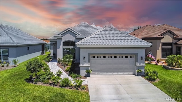 view of front facade featuring a yard and a garage