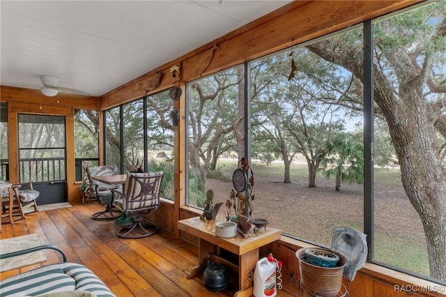 sunroom / solarium featuring ceiling fan