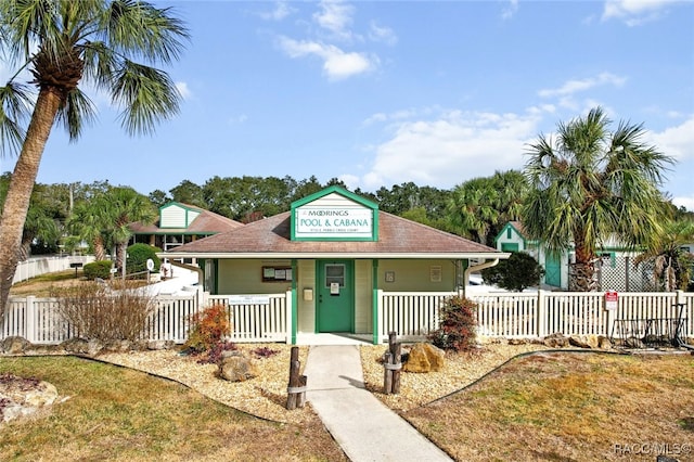 view of front of home featuring a front yard