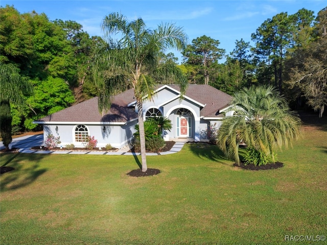 view of front of property featuring a front yard