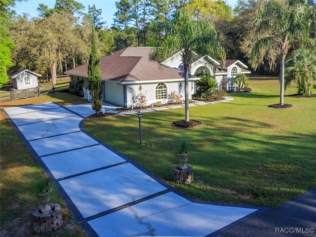 view of front of property featuring a front lawn