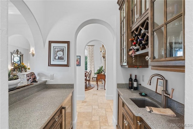 12380 SW 140th Loop, Dunnellon, FL 34432 - indoor wet bar featuring stone tile floors and arched walkways