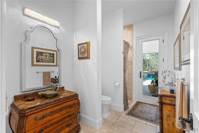 12380 SW 140th Loop, Dunnellon, FL 34432 - full bathroom featuring toilet, a tile shower, baseboards, and vanity