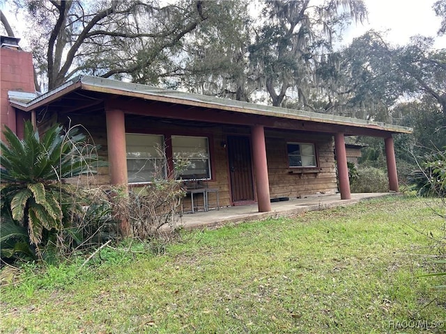 view of front of house with a front lawn