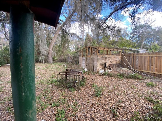 view of yard with an outbuilding and fence