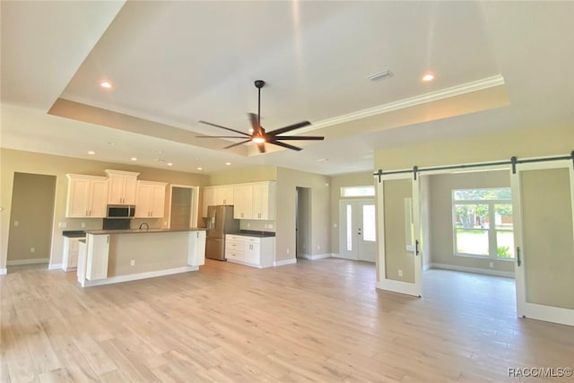 786 E Dunbar Ln, Hernando, FL 34442 - kitchen featuring open floor plan, a barn door, stainless steel appliances, a ceiling fan, and recessed lighting