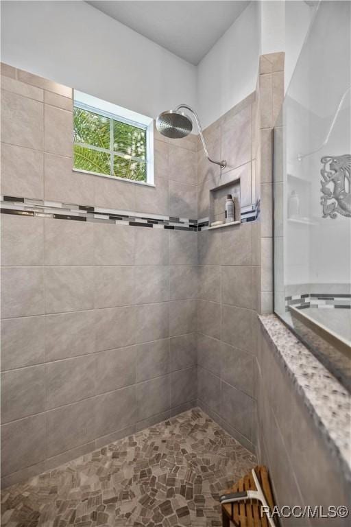 bathroom featuring a tile shower