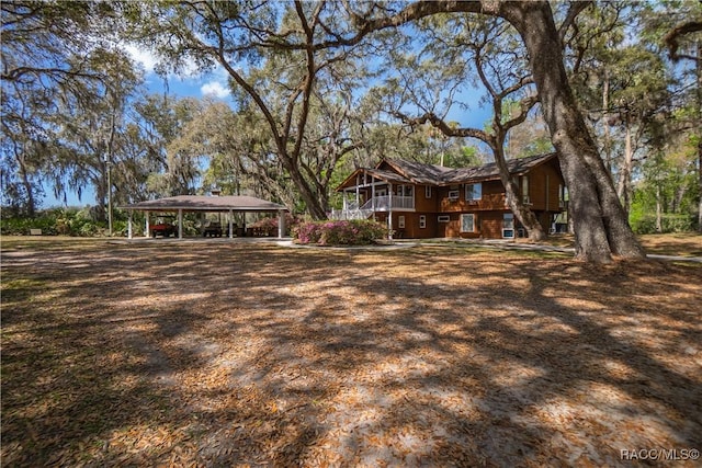 view of yard featuring a detached carport