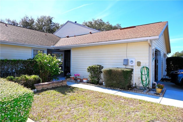 view of front of home with a front yard and a garage