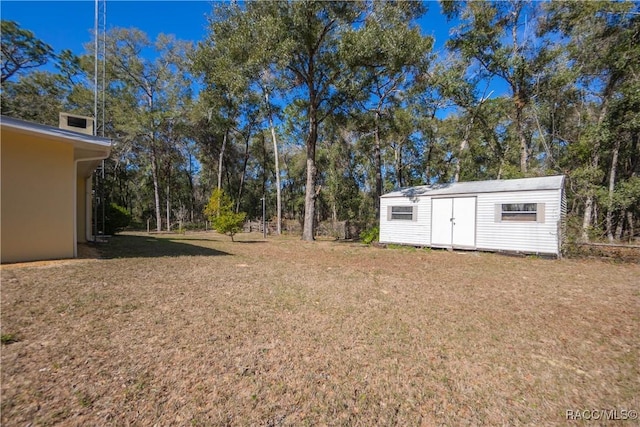 view of yard featuring a storage shed