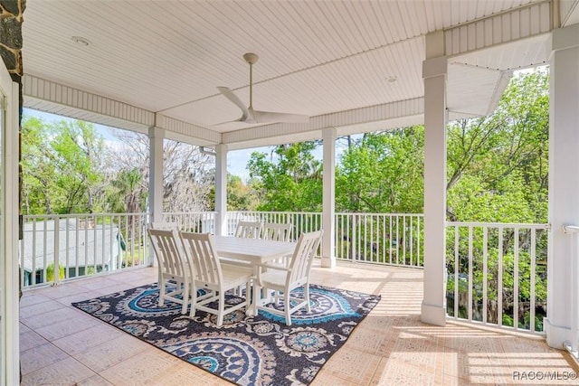 sunroom with ceiling fan