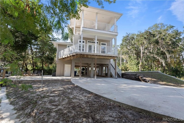 view of front of property featuring a porch and a carport