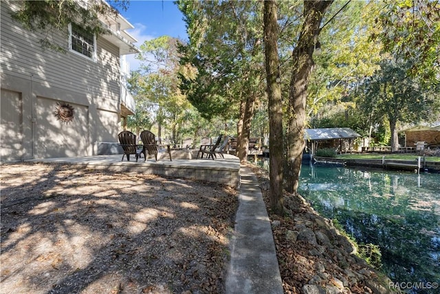 view of yard featuring a water view