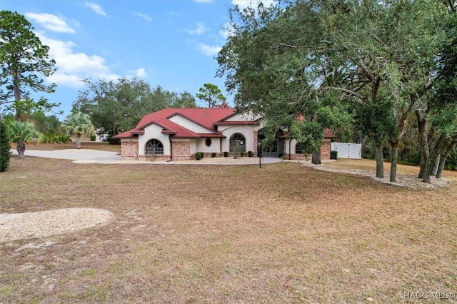 view of front facade featuring a front lawn