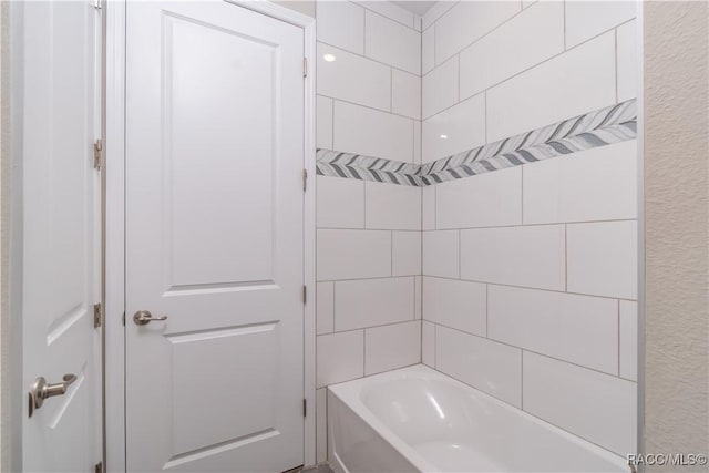 bathroom with tiled shower / bath combo