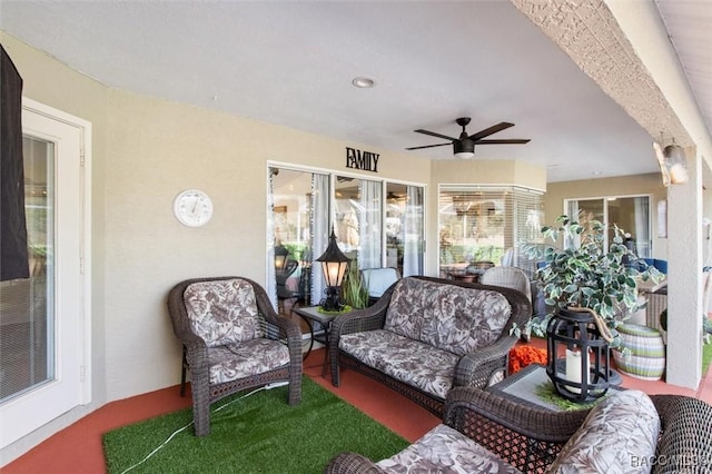 sunroom with ceiling fan