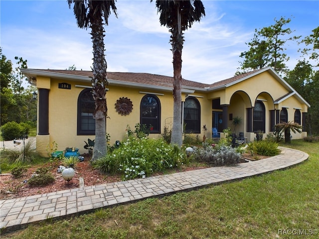 view of front of house featuring a front lawn