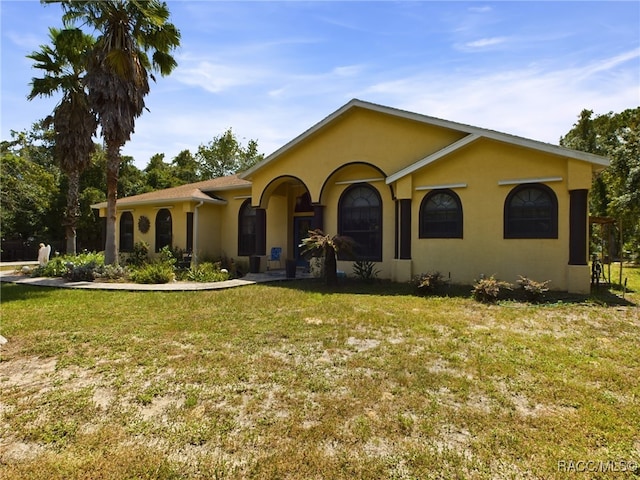 view of front of home featuring a front yard