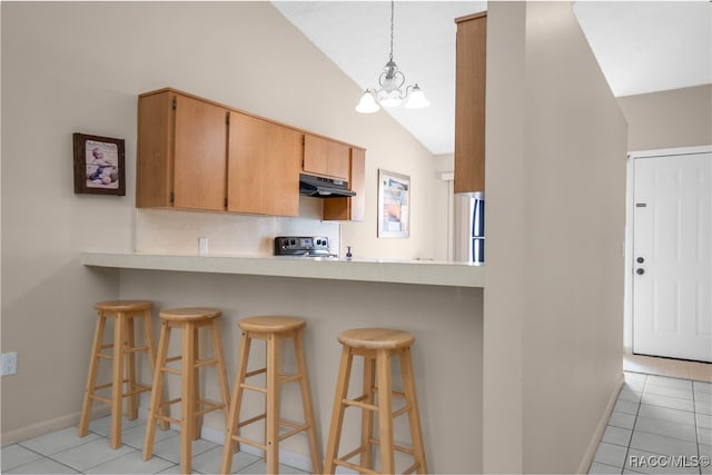 kitchen with lofted ceiling, hanging light fixtures, appliances with stainless steel finishes, kitchen peninsula, and a breakfast bar area