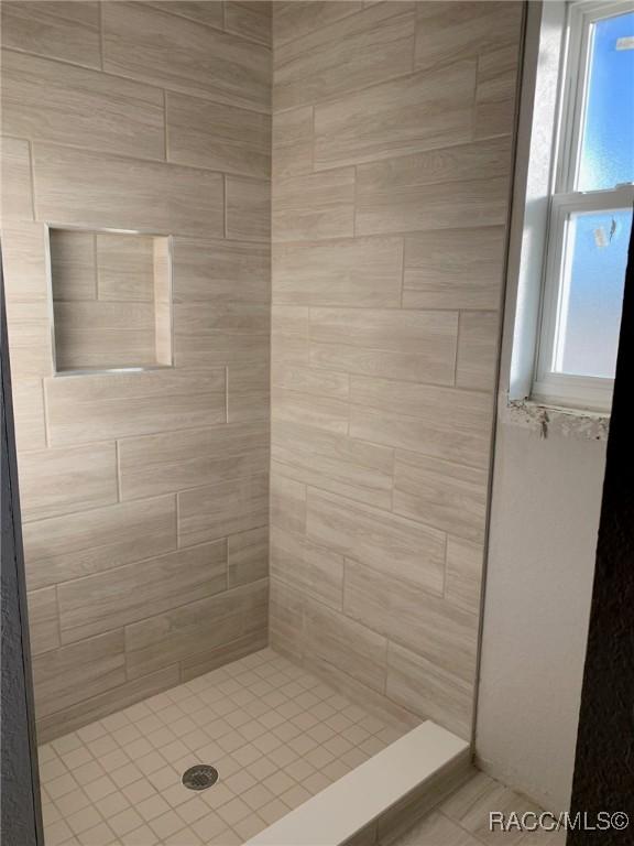 bathroom featuring tiled shower