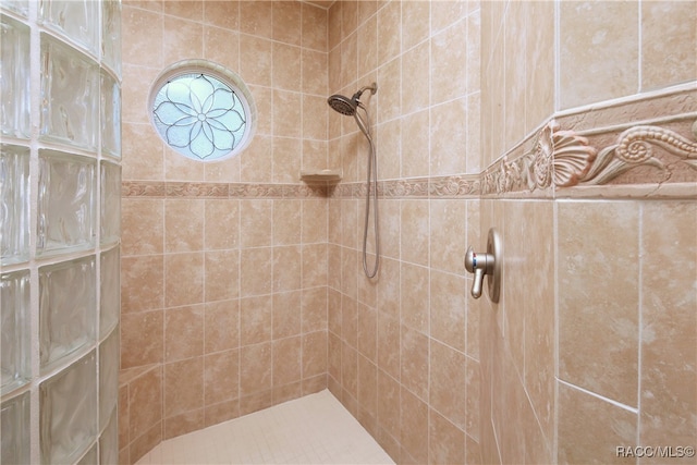 bathroom featuring a tile shower