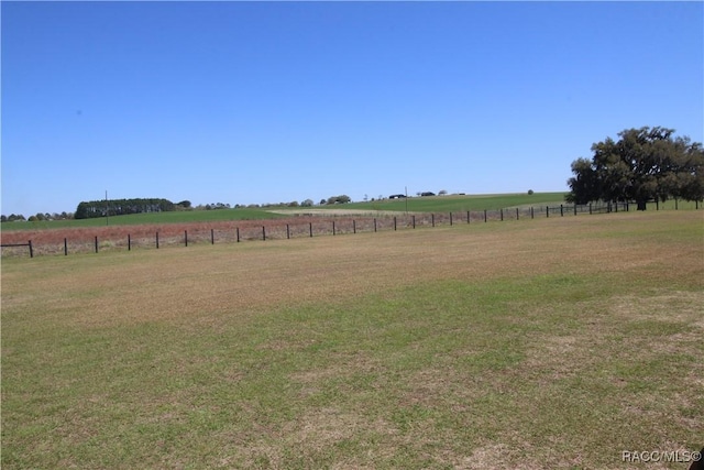 view of yard featuring a rural view