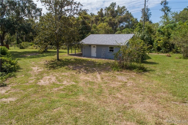 view of yard featuring an outbuilding