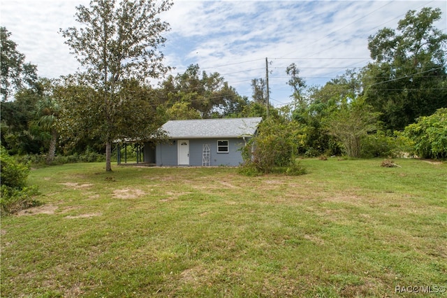 view of yard with an outbuilding