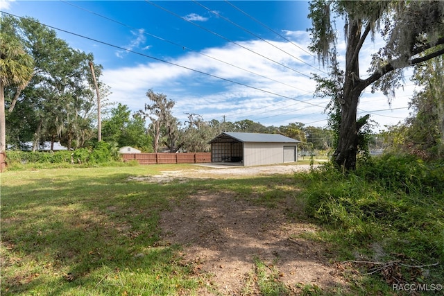 view of yard featuring an outbuilding