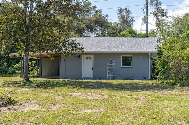 single story home featuring a front lawn