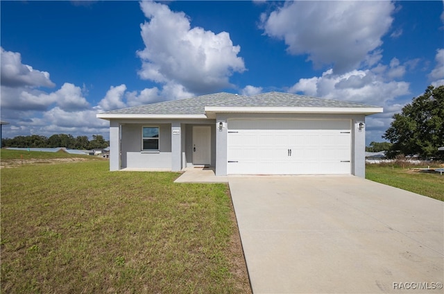 view of front of home featuring a front yard and a garage