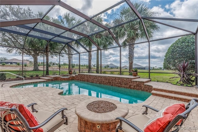 view of swimming pool featuring a lanai, a patio area, and a pool with connected hot tub