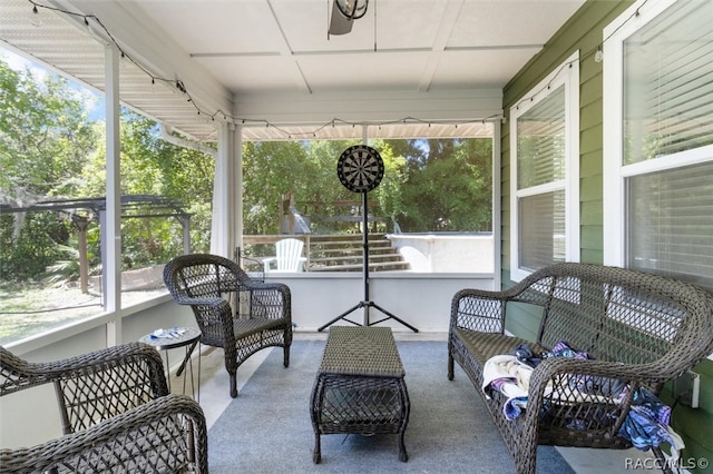 sunroom with ceiling fan