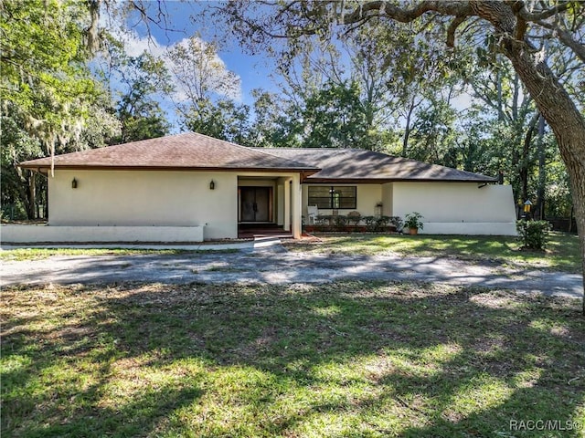 ranch-style home featuring a front lawn